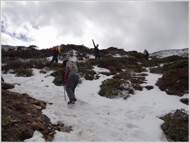 2012-03-06 10-23-58踏雪登雪山途中.JPG